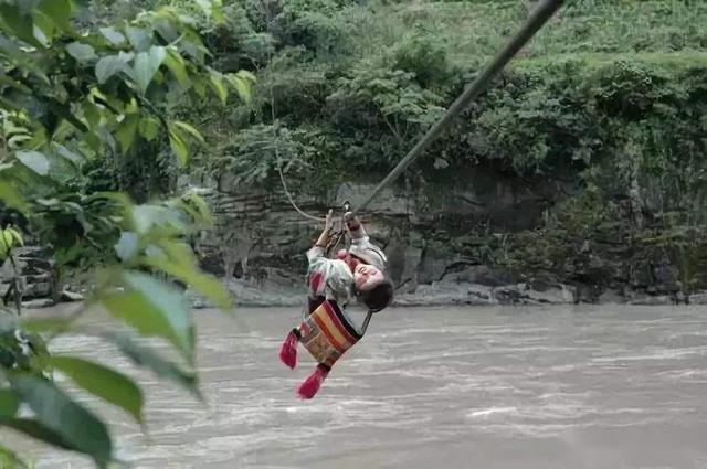尼泊尔孩童跋山涉水去上学，惊险中练就了孩子们的勇敢和坚强