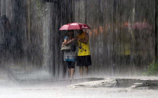 局部暴雨到大暴雨降水过程,今晚到明天大雨转中雨,并伴有短时雷雨大风