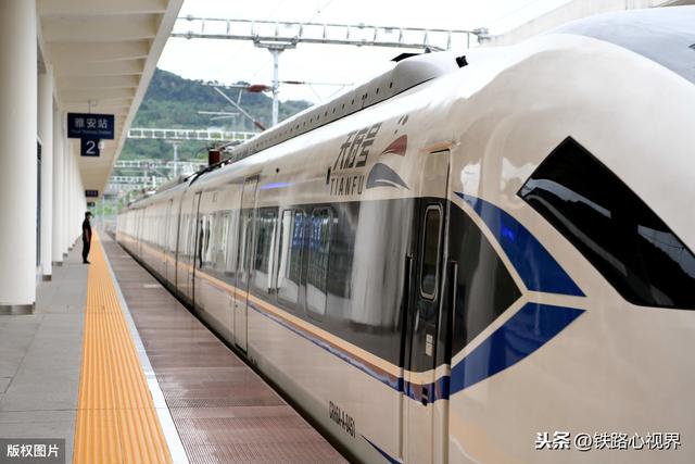 1/ 6 图为2020年5月22日,crh6a-a"天府号"动车组正缓慢驶进雅安火车