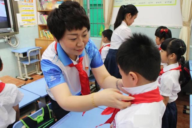 今天,黄花岗街这五所学校的1281名小学生光荣地戴上了红领巾