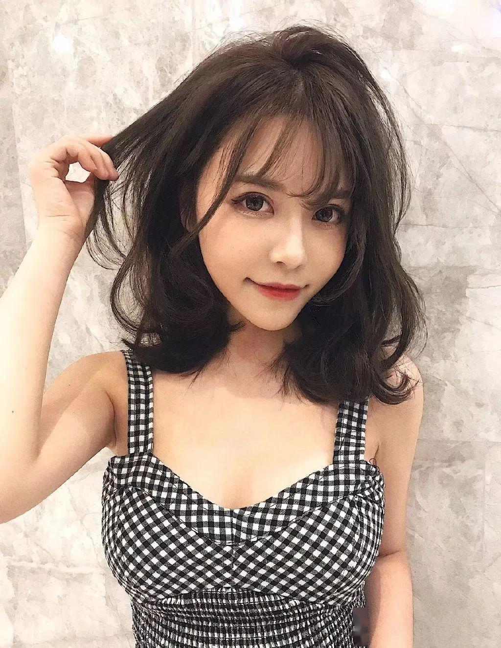 如果说你是偏分的发型,比如说三七分,四六分,二八分,都是可以弄出