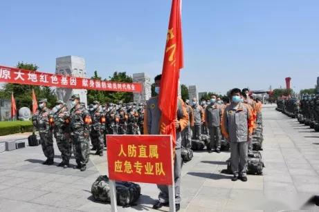 我省多地人防专业队接受省军区点验河南人民防空今天