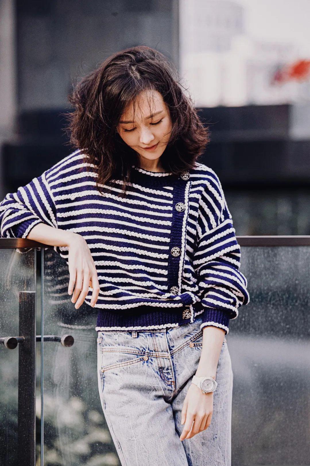 街拍美女穿搭夏季牛仔裤_明星穿搭街拍_裘皮大衣穿搭街拍图片