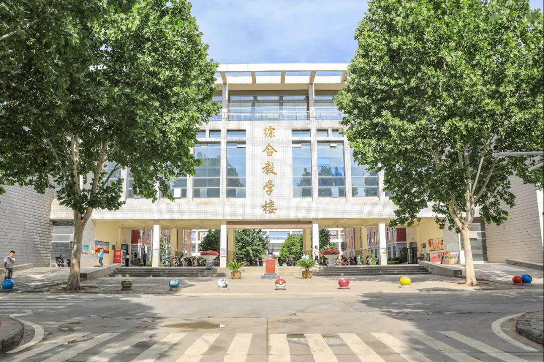 2019年, 综合教学楼 1995年, 学校大门 2018年, 学校大门 信阳学院