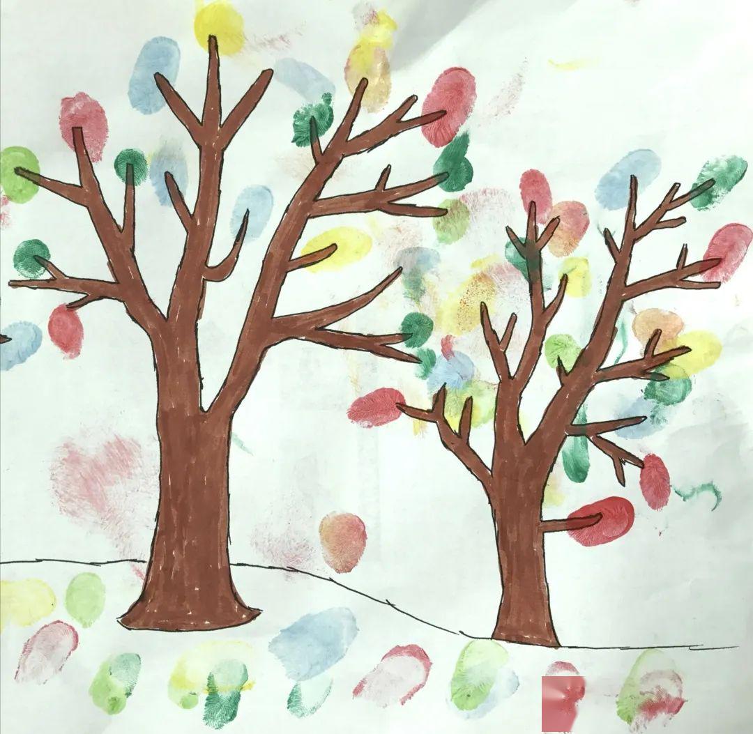 手指绘画作品《大手画 小手印 亲子共绘五彩树》