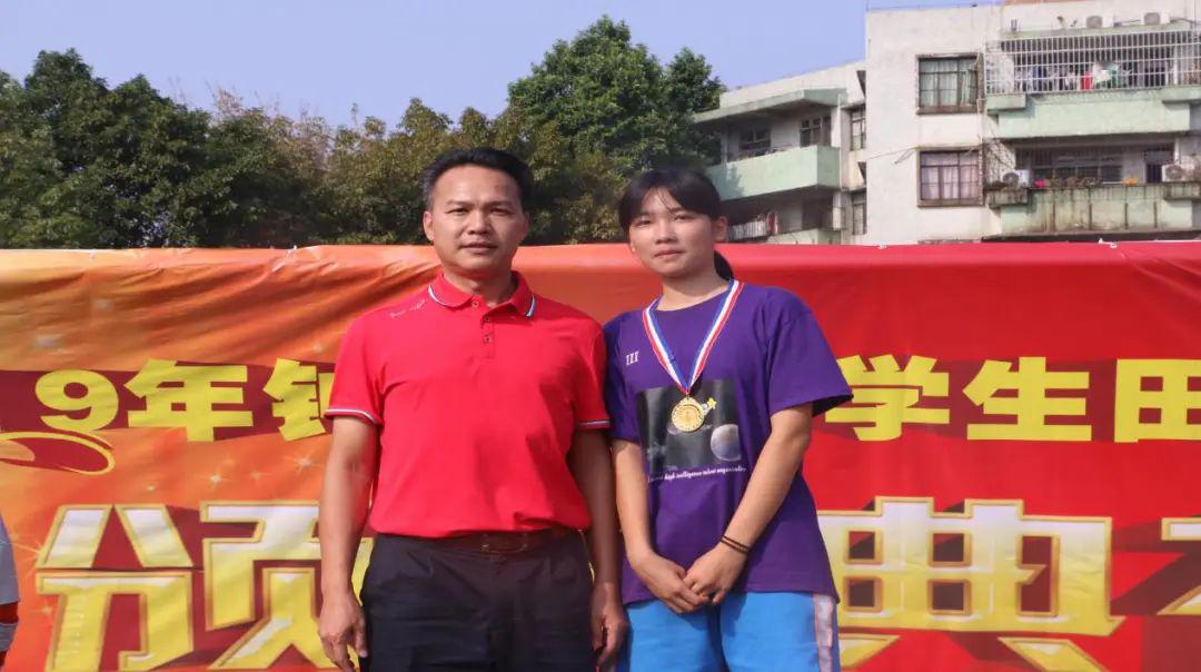 钟村中学优秀新团员何紫璇同学与范校长合影