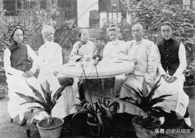 图为中国历史上最后一个皇帝,清朝末代皇帝爱新觉罗·溥仪在天一门