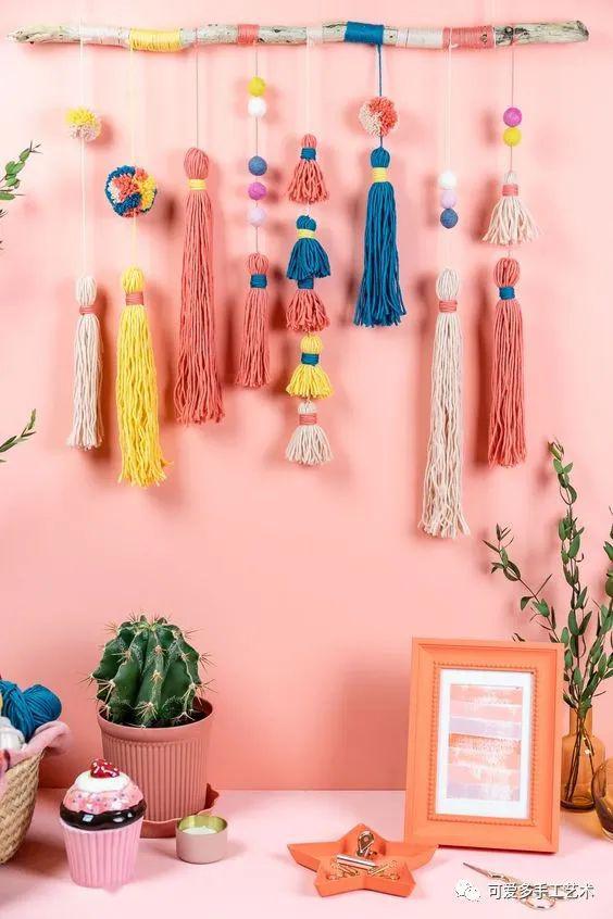 家里的毛线做几根流苏挂起来就是一个很好的墙挂件.