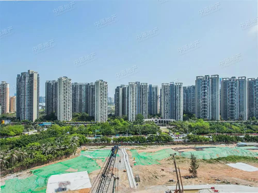 一路之隔是在建的 泰华海逸世家,以及 云玺锦庭 都市茗荟花园 新锦