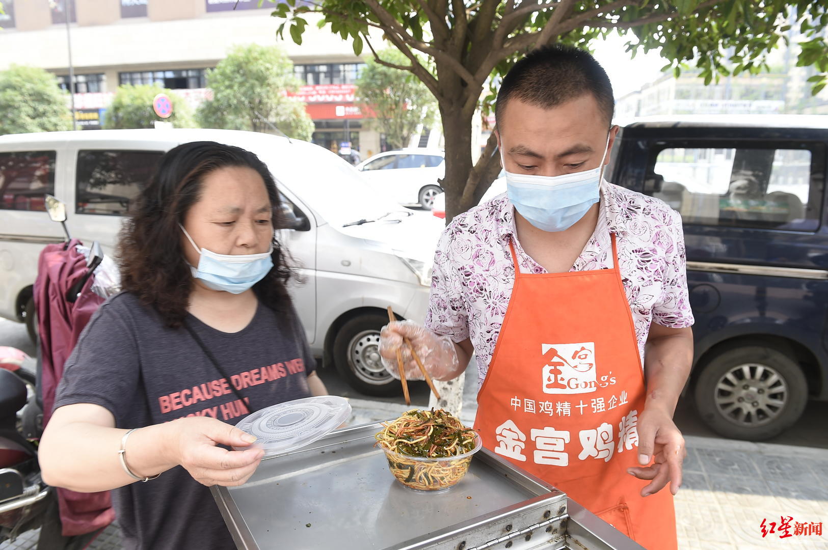 「王舒红」尿毒症患者边透析边卖凉面：只想通过双手撑起这个家，每天天没亮就起床出摊