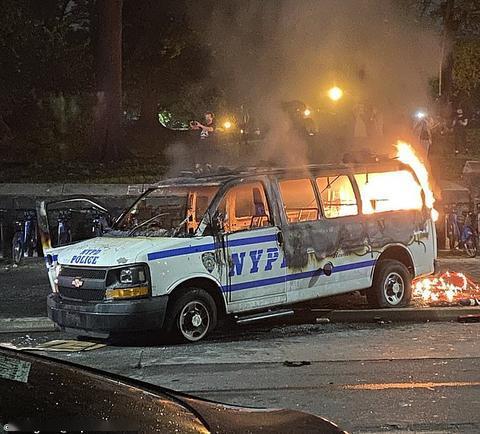 29日晚,纽约布鲁克林区一辆警车被纵火(instagram)