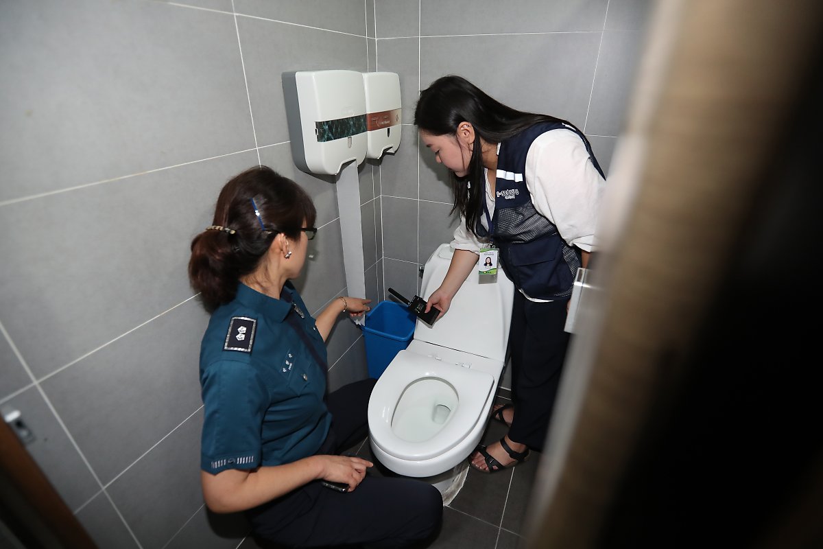 恒耀平台注册韩国KBS电视台女厕发现隐藏摄像头 当天有艺人排练(图1) 恒耀平台注册韩国KBS电视台女厕发现隐藏摄像头 当天有艺人排练(图1)