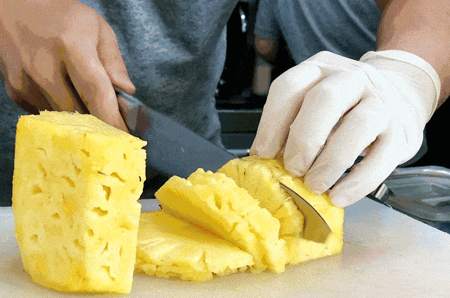 购买菠萝时,可以用手轻轻按压菠萝.