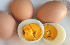 水煮鸡蛋时，多做2步，鸡蛋不开裂还自动脱壳，吃起来更加香嫩