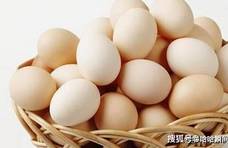 为何鸡蛋煮熟后，蛋黄外表有一层灰绿色的物质？它对人体有何影响