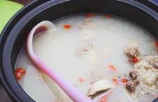 炖任何骨头汤，直接加水就废了，汤稀腥味重，多加一步，汤白味浓