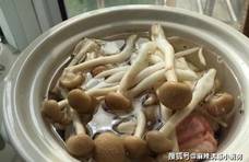 炖蘑菇汤时，要不要先焯水？很多人漏了这一步，难怪蘑菇不香滑