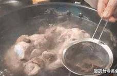 不管炖什么肉，“焯水”前万万多加这一步，脏东西自动跑出来