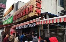 最牛烧烤店，店内只卖两样东西，店员从不笑脸迎客，生意格外火爆