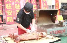 郑州大飞流动式烤全羊非常受欢迎，功夫美食吃货来拿味了