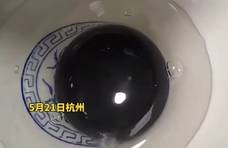 浙江一男子打开鹅蛋后，发现蛋黄全是黑色，专家：千万别吃