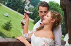干白葡萄酒酒精度和酸度之间的平衡关系是什么？白葡萄酒的甜度类型有哪些？