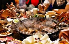 吃火锅不先涮肉和青菜，一看就知是内行人的吃法，店员都不敢轻视
