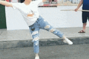 搞笑gif趣图:老婆,别打我啊,是你自己要练铁腿功!