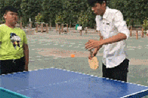 搞笑gif趣图:哥们,你打乒乓球的水平,跟小孩有得一拼!