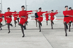 搞笑gif趣图:哥们你这什么表情,姑娘都被你看的害羞了