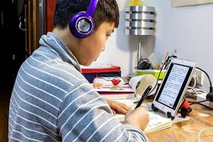 教育难题:小孩说是上网课,其实却在偷玩手机游戏