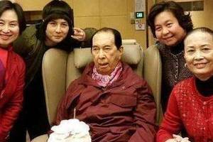 3岁失去双亲被赌王"遗弃",独自流浪异国的"嫡孙"何家文,今怎样了