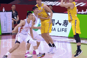 广厦胜吉林精彩瞬间:孙铭徽送风骚背传 钟诚暴扣-gif