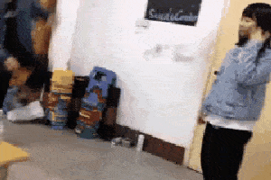 搞笑gif:今天妹子叫我尬舞,可惜今天我没带水泥