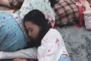 搞笑gif趣图:陪相亲的妹子荡秋千,我该推哪里呢