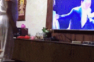 搞笑gif:大哥这一脚可是一点没手下留情啊,妹子都快被