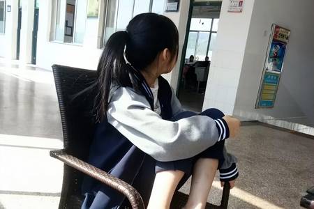 另一个角度看16岁抑郁症姑娘：缺爱的孩子，除了自卑，还不懂自救_第2张