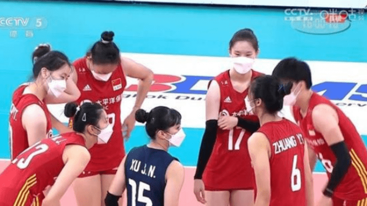 你认为女排应该选择退赛吗?中国女排亚洲杯戴口罩比赛