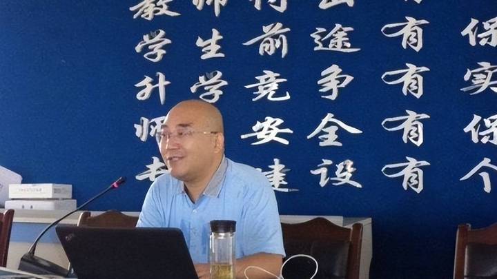 高校名师宣扬不当内容,被高中生抢麦反呛,停课并调查,你怎么看?