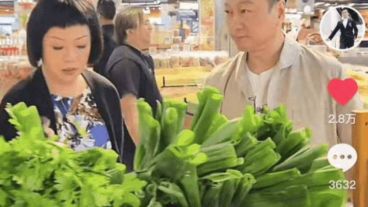 香港男星黎耀祥落户广东小乡镇,与妻子逛街买东西,你觉得物价便宜吗?