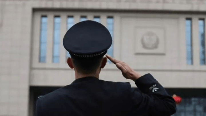 醉酒男子列车误掀他人被褥被罚,你怎么看?