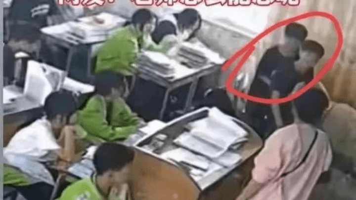 老师在讲台板书男生猝不及防站起,扇了老师一耳光,你怎么看?