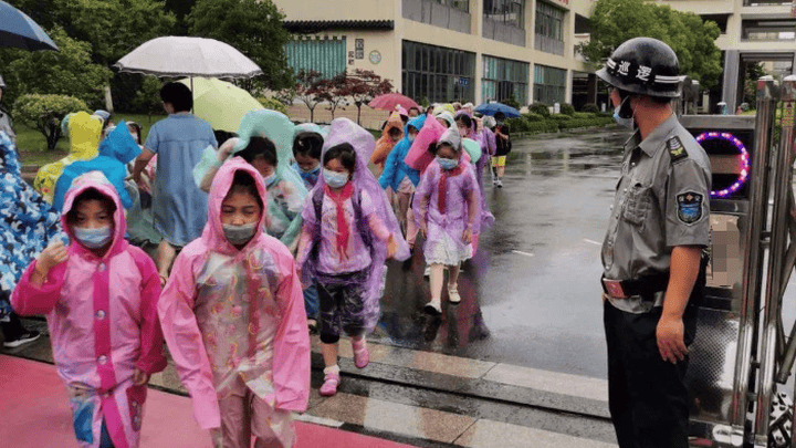 江苏一小学不让打伞进校,你觉得家长矫情吗?