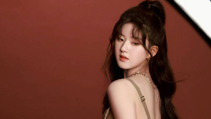 赵露思穿小香风抹胸秀曲线,你喜欢吗?