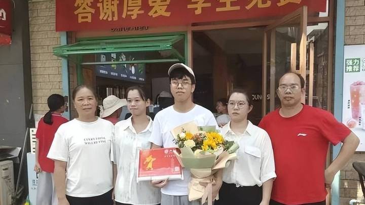 儿子考上北大,奶茶店给所有学生免费送奶茶,是沾沾喜气吗?