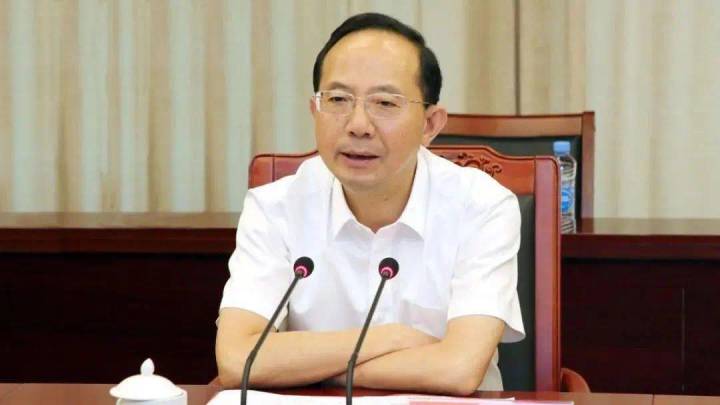 如何看待孔发龙失踪半个月后,去年退休的省联社原掌门人证实被查?