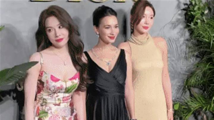 女网红与卢靖姗合照被批没礼貌,还把自己p得很丑,你怎么看?
