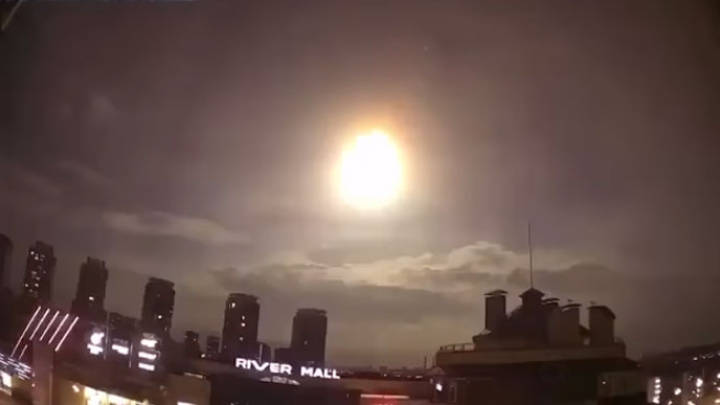 乌克兰基辅夜空突现神秘闪光引猜测,这与外星人有关吗?