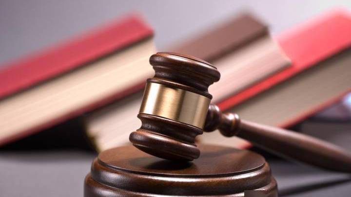老师罚学生在操场跪爬被停职,你认为是否违反了校纪校规?