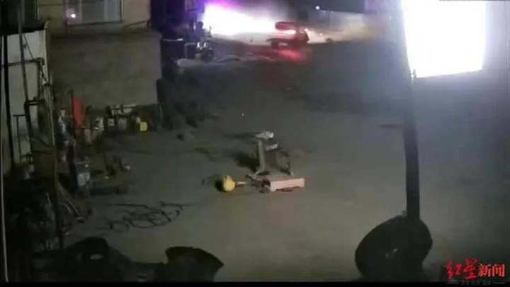 黑龙江一酒驾司机被追缉后撞树重伤死亡,应该追究交警的刑事责任吗?